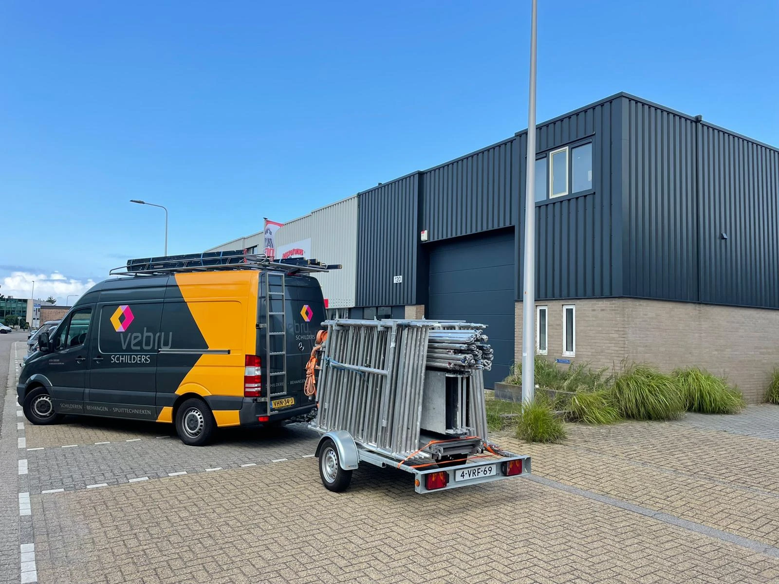 Project: spuiten bedrijfspand